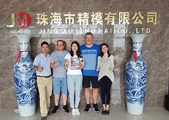 プラスチック射出成形の受注は8月も200万個を超える。