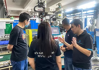 プラスチック射出成形のカスタマイズのためにお客様が来社されました