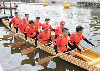 端午節 端午節の準備のために団子を食べる中国人