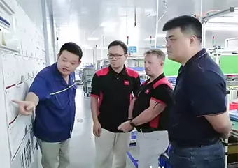 お客様は精密金型会社を訪問するために金型を開けて金型を射出しました