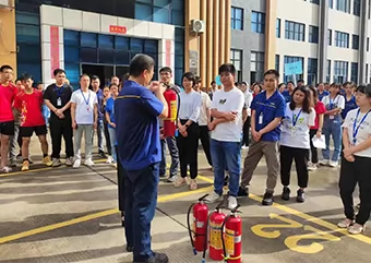 プラスチック金型工場における実践的な消防訓練