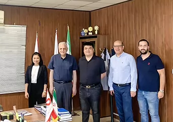 プラスチック射出成形工場のゼネラルマネージャーが中東の顧客を訪問