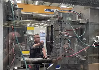 ドイツの会社は、精模会社 がカスタマイズした金型を使用して射出成形部品を製造しました