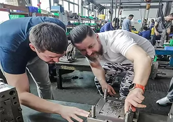 米国の最初の協力顧客は精密金型工場を訪れ、直接金型を検査して受け取りました