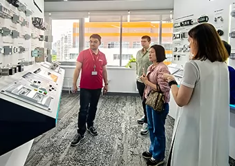 射出成形金型メーカー精模が東欧の顧客を訪問